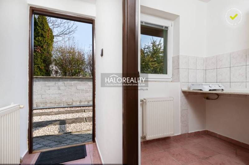 Predaj, penzión Veľký Meder, Apartmánový dom - EXKLU... - Interiér s dlažbou a výhľadom na terasu v hoteloch a penziónoch.