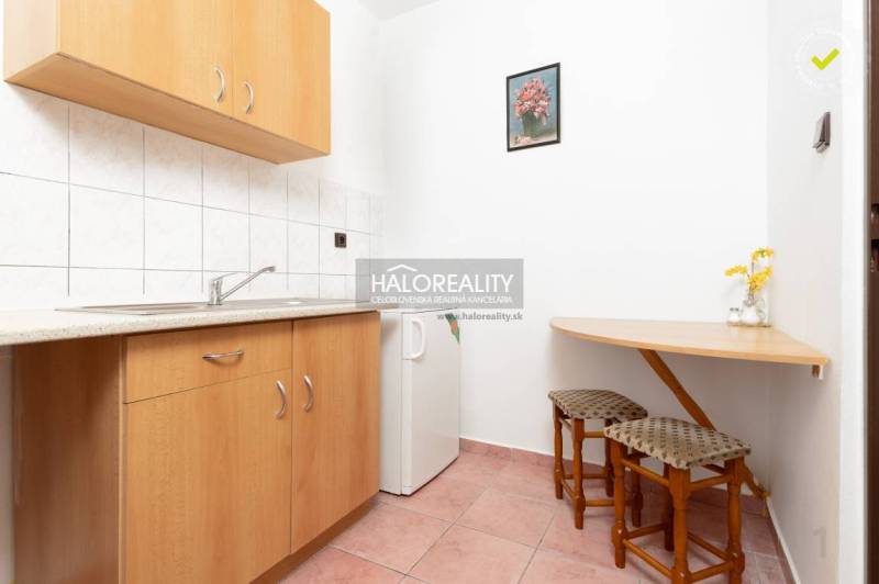 Predaj, penzión Veľký Meder, Apartmánový dom - EXKLU... - Kuchynský kútik v hoteloch a penziónoch s dreveným dekorom a malým stolíkom.