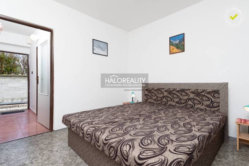 Predaj, penzión Veľký Meder, Apartmánový dom - EXKLU... - Spálňa s dvojposteľou, bielymi stenami a obrazmi v Hotely a penzióny.