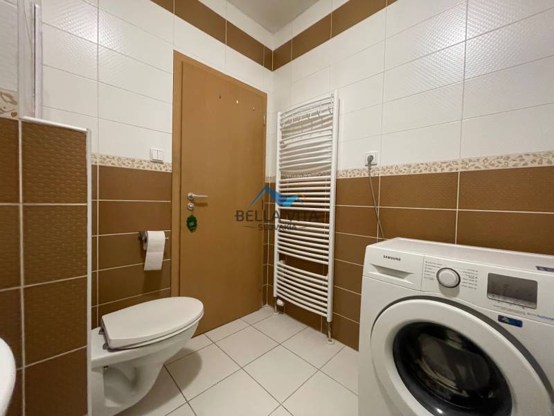 Prenájom 1 izbový byt v Galante, Hodská - Kúpeľňa v 1-izbovom byte s práčkou a WC, obkladačky hnedo-biele.