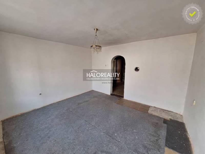 Predaj, pozemok pre rodinný dom   1468 m2 Dvorníky -... - Interiér miestnosti s bielymi stenami, koberec a luster, Pozemky - bývanie.