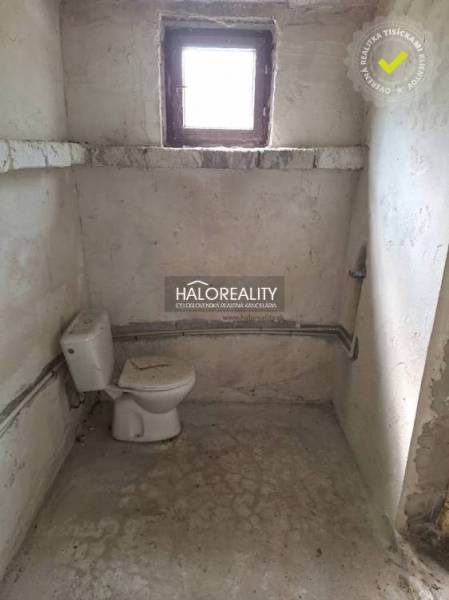 Predaj, pozemok pre rodinný dom   1468 m2 Dvorníky -... - Toaleta v rustikálnom priestore, Pozemky - bývanie.