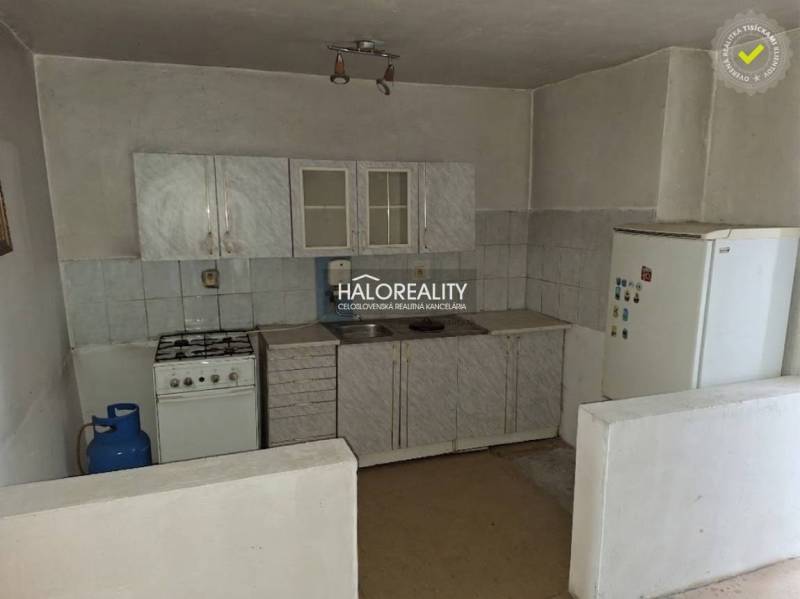 Predaj, pozemok pre rodinný dom   1468 m2 Dvorníky -... - Kuchynská linka s plynovým sporákom a chladničkou v interiéri. Pozemky - bývanie.