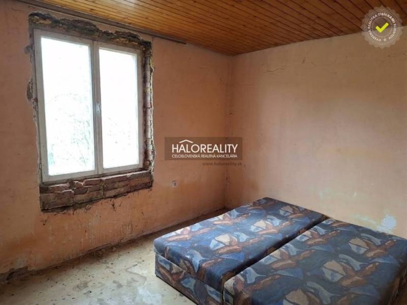 Predaj, pozemok pre rodinný dom   1468 m2 Dvorníky -... - Miestnosť s posteľou, neopracovanými stenami a dreveným stropom, kategória Pozemky - bývanie.