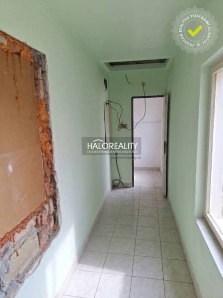 Predaj, pozemok pre rodinný dom   1468 m2 Dvorníky -... - Úzky interiér so svetlo zelenými stenami a podlahou s dlažbou.