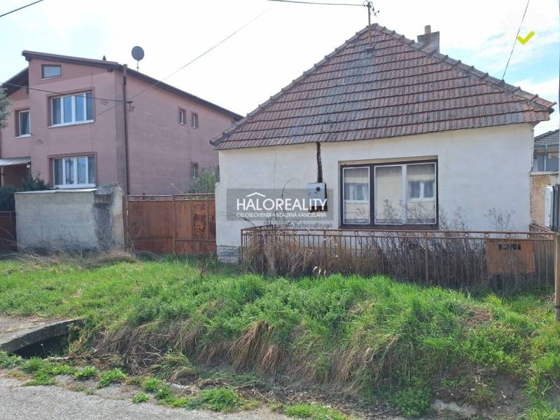 Predaj, pozemok pre rodinný dom   1468 m2 Dvorníky -... - Dom na pozemku na bývanie v obci Dvorníky s trávnatou záhradou a plotom.