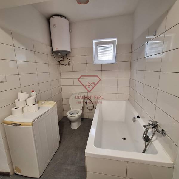 Na predaj 2 izbový rodinný dom Trnovec nad/Váhom okr. Šaľa  - Kúpeľňa v rodinnom dome s vaňou, práčkou, bojlerom a toaletou.