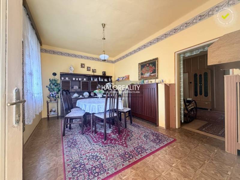 Predaj, rodinný dom Dvory nad Žitavou, päťizbový  - Jemne ladená jedáleň v rodinnom dome s podlahou s dreveným dekorom.