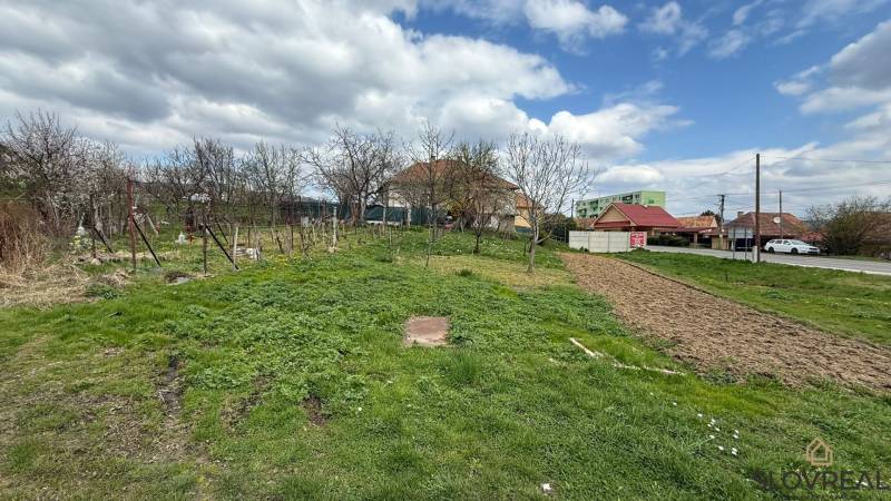 Na predaj 3i byt Pukanec - Pozemok na Čiernom blate v Pukanci s upravenou záhradou a neďalekými domami.