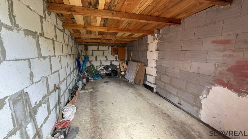 Na predaj 3i byt Pukanec - Nezariadená garáž so skladom v 3-izbovom byte na Čiernom blate v Pukanci.