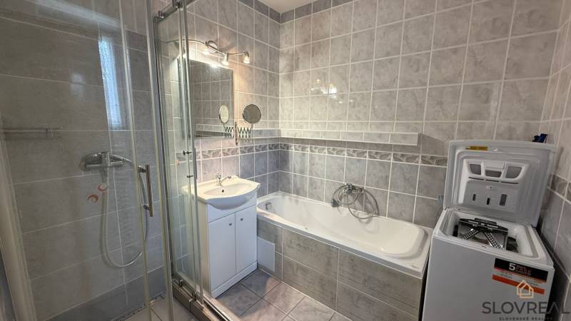 Na predaj 3i byt Pukanec - Kúpeľňa v 3-izbovom byte s vaňou, sprchovým kútom a práčkou.
