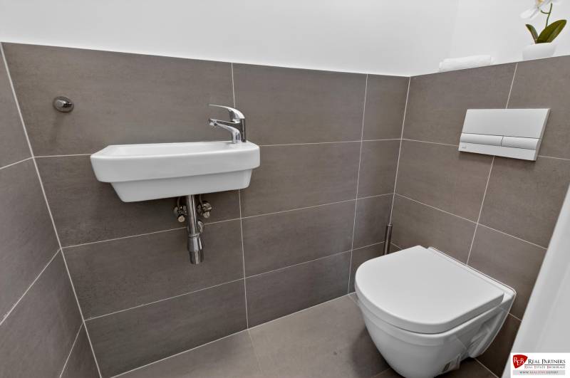 Predaj 2-izbový byt GREEN VILLAGE, 51m2, loggia, Dunajská Lužná - Kúpeľňa s umývadlom a toaleta v 2-izbovom byte s jednoduchými obkladmi.