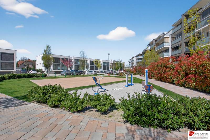 Predaj 2-izbový byt GREEN VILLAGE, 51m2, loggia, Dunajská Lužná - Vonkajšia telocvičňa medzi bytovkami v Dunajskej Lužnej na Orechovej ulici.