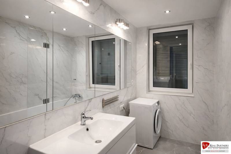 Predaj 2-izbový byt GREEN VILLAGE,44m2, loggia, Dunajská Lužná - Kúpeľňa v 2-izbovom byte s vaňou, umývadlom a pračkou, obklad mramorového vzhľadu.