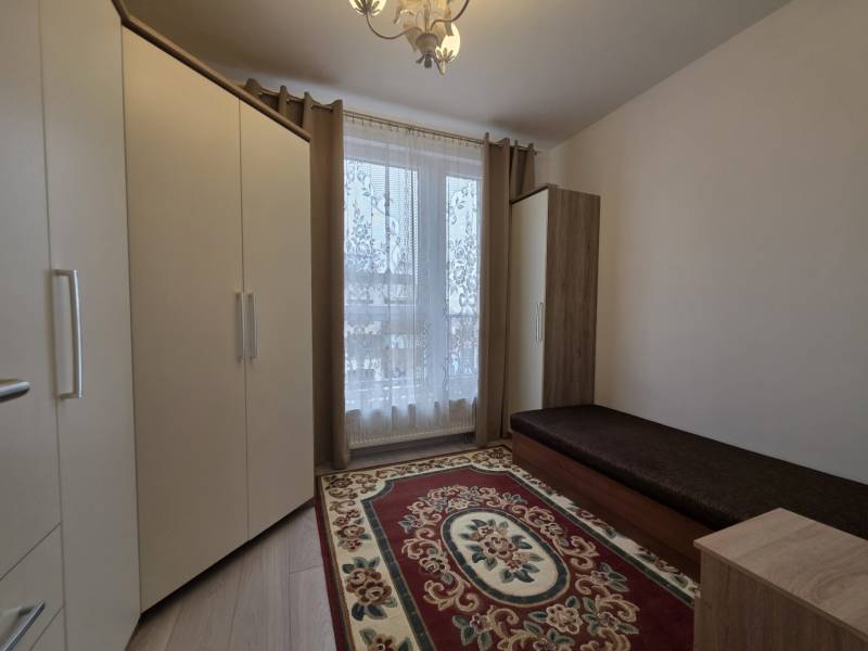 PRENÁJOM - 3 izbový byt v novostavbe - Nitra, blízko centra - Izba s posteľou, šatníkovou skriňou a kobercom v 3-izbovom byte.