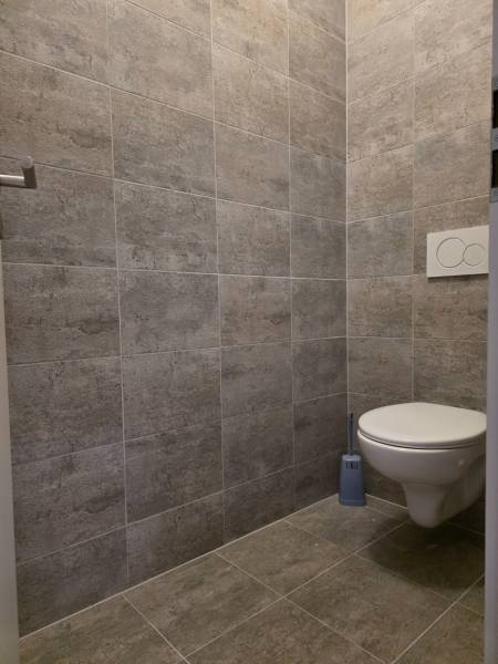 PRENÁJOM - 3 izbový byt v novostavbe - Nitra, blízko centra - Toaleta s obkladmi a závesným WC v 3-izbovom byte.