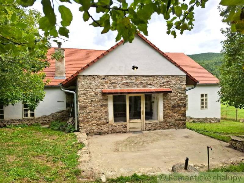 Unikátny meštiansky dom s veľkou záhradou – história, štýl a potenciál - Rodinný dom v Dobroči s kamennou fasádou, tradičnou strechou a príjemnou záhradou.