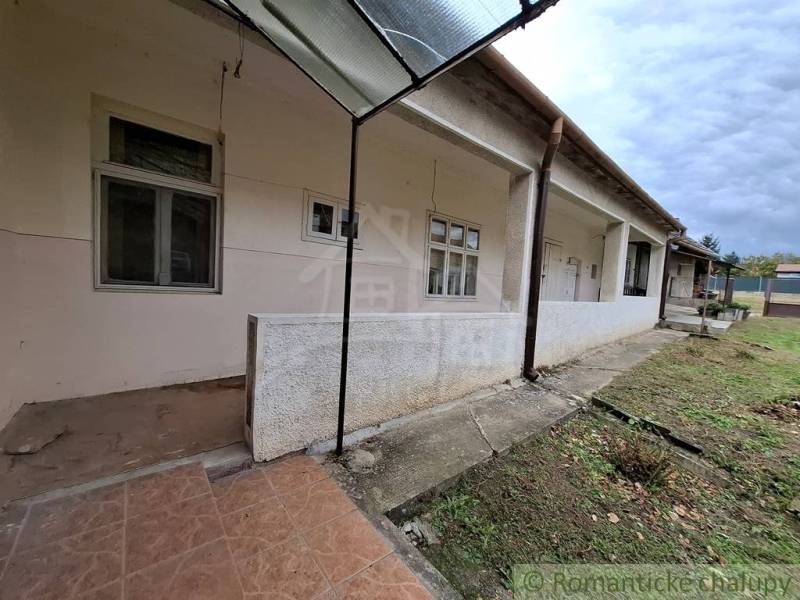 Pôvodný päťizbový rodinný dom s hospodárskymi budovami blízko centra o - Rodinný dom v Mužli s malým dvorom a krytou terasou.