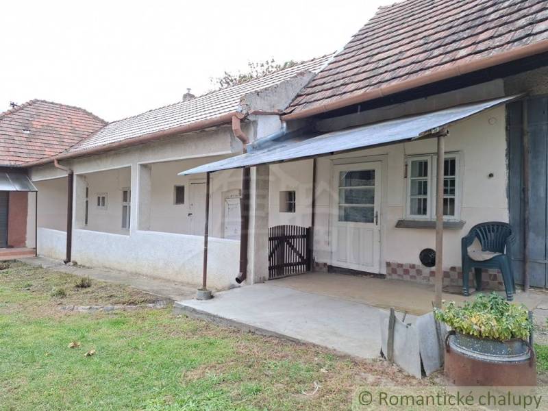 Pôvodný päťizbový rodinný dom s hospodárskymi budovami blízko centra o - Stará chalupa v Mužle s terasou a drevenou strechou.