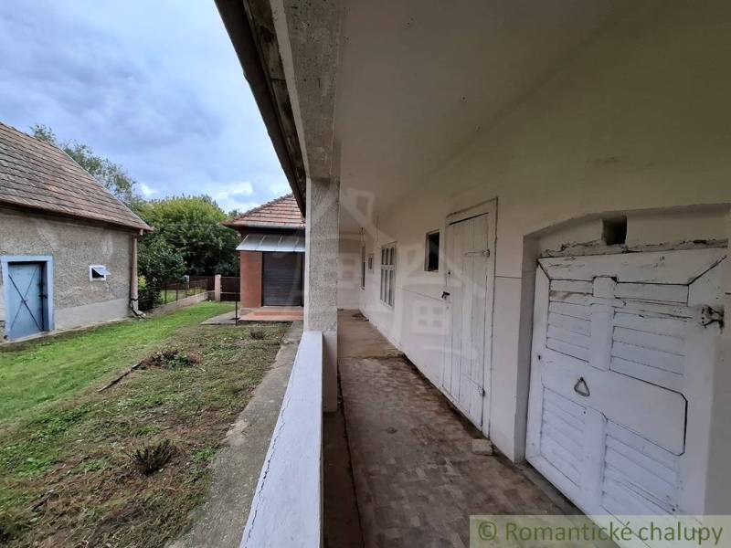 Pôvodný päťizbový rodinný dom s hospodárskymi budovami blízko centra o - Rodinný dom v Mužle s verandou a záhradou, vidiecky štýl a jednoduchá architektúra.