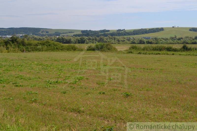 Pozemok na okraji Stropkova- 18á rovina - Poľnohospodárske a lesné pozemky v Šandali s rozsiahlou lúkou a vzdialenými lesmi.