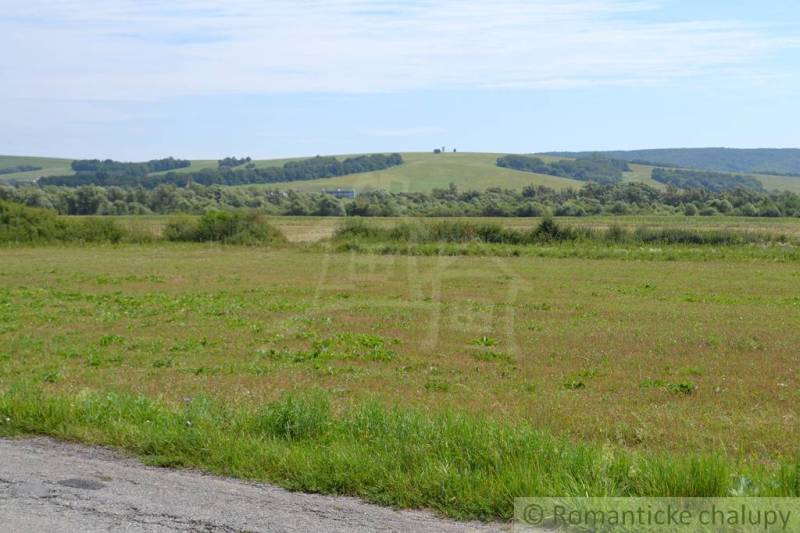 Pozemok na okraji Stropkova- 18á rovina - Poľnohospodárske a lesné pozemky v blízkosti mesta Šandal s viditeľnou krajinou a poliami.