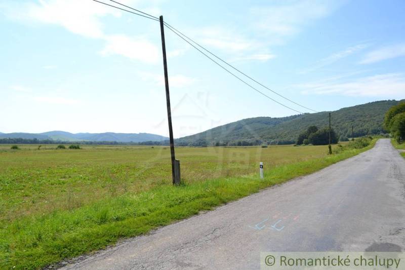 Pozemok na okraji Stropkova- 18á rovina - Rozľahlé poľnohospodárske a lesné pozemky pri meste Šandal s pohľadom na kopcovitú krajinu.