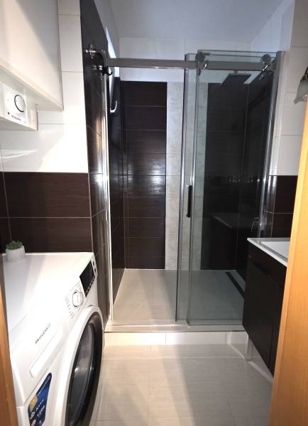 PRENÁJOM - Priestranný 3 izbový byt - Nitra, Centrum - Kúpeľňa v 3-izbovom byte so sprchovacím kútom a práčkou.