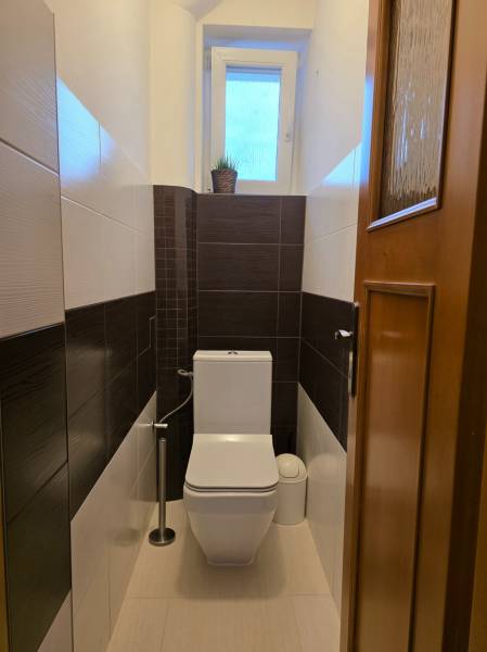 PRENÁJOM - Priestranný 3 izbový byt - Nitra, Centrum - Útulná toaleta so svetlými stenami a oknom v 3-izbovom byte.