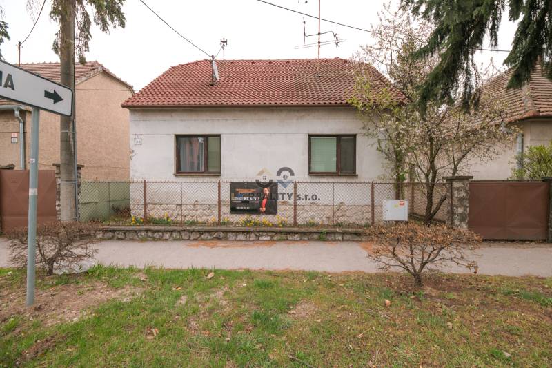 Na predaj rodinný dom Trnava, Zelenečská ulica, pozemok 1085 m2 - Rodinný dom na Zelenečskej ulici v Trnave s červenou škridlovou strechou.