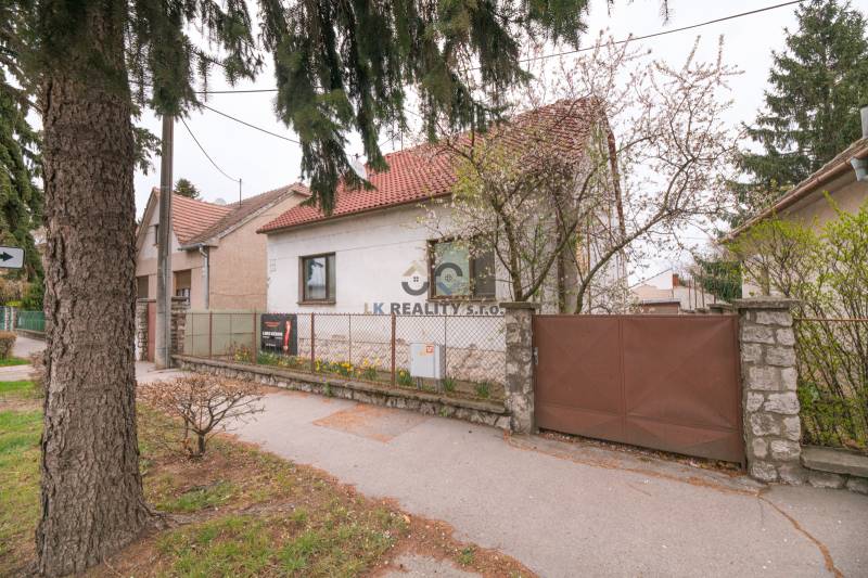 Na predaj rodinný dom Trnava, Zelenečská ulica, pozemok 1085 m2 - Rodinný dom na Zelenečskej ulici v Trnave s predzáhradkou a bránou.