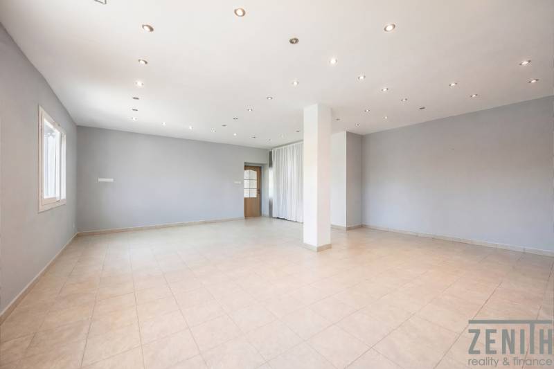 Komerčný objekt s pozemkom – možnosť zmeny na rodinný dom - Obchodné priestory s bielymi stenami, keramickou podlahou a bodovým osvetlením.