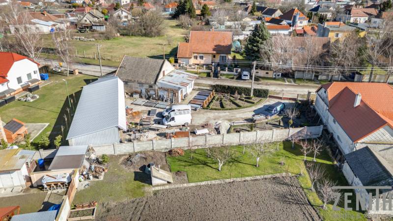 Komerčný objekt s pozemkom – možnosť zmeny na rodinný dom - Obchodné priestory v Okoči s okolitými domami v pokojnej vidieckej oblasti.