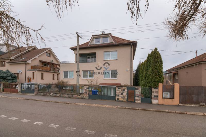 Prenájom podkrovného bytu, poschodie rodinného domu, ul. Osloboditeľov - Ulica Osloboditeľov, dom s 2-izbovým bytom, Trenčín, s plotmi a stromami.