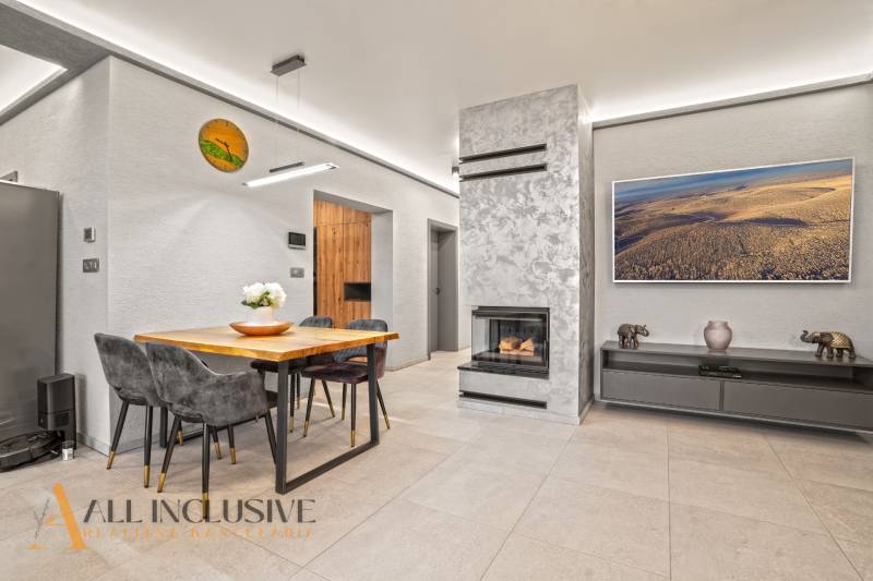 ALL INCLUSIVE I PERFEKTNÝ 4- IZBOVÝ RD SMART HOME - MOSTOVÁ (GA) - Obývačka v rodinnom dome s krbom, stolom pre štyroch a dekoráciami.