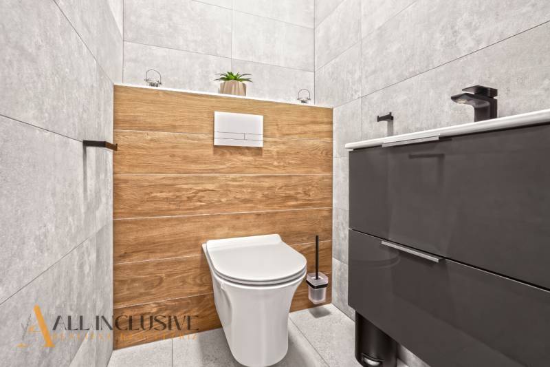 ALL INCLUSIVE I PERFEKTNÝ 4- IZBOVÝ RD SMART HOME - MOSTOVÁ (GA) - Kúpeľňa v rodinnom dome s podlahou s dreveným dekorom a sivými obkladmi.