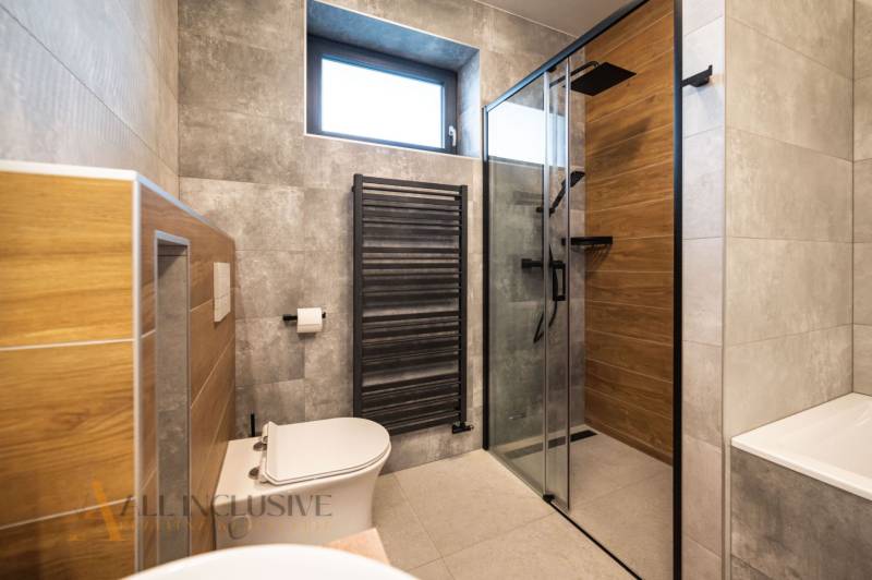 ALL INCLUSIVE I PERFEKTNÝ 4- IZBOVÝ RD SMART HOME - MOSTOVÁ (GA) - Kúpeľňa v rodinnom dome s keramickými obkladmi a sprchovým kútom s dreveným dekorom.