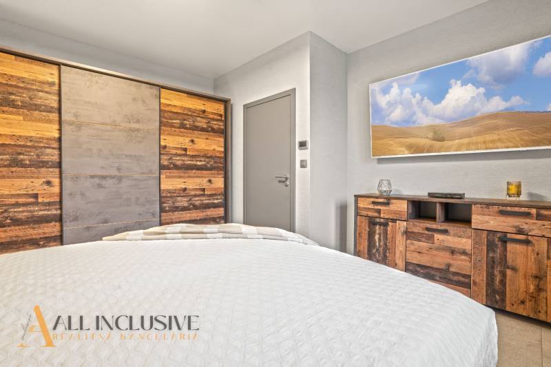 ALL INCLUSIVE I PERFEKTNÝ 4- IZBOVÝ RD SMART HOME - MOSTOVÁ (GA) - Spálňa v rodinnom dome s nábytkom a skriňou s dekorom prírodného dreva.