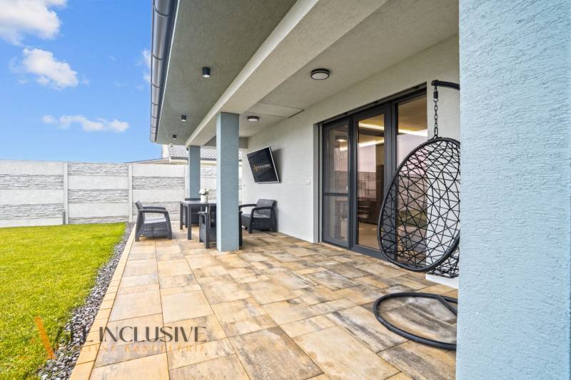 ALL INCLUSIVE I PERFEKTNÝ 4- IZBOVÝ RD SMART HOME - MOSTOVÁ (GA) - Terasa vedľa rodinného domu na Mostovej ulici v Galante s posedením a hojdačkou.