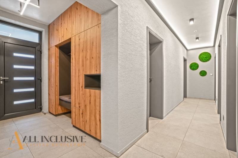 ALL INCLUSIVE I PERFEKTNÝ 4- IZBOVÝ RD SMART HOME - MOSTOVÁ (GA) - Chodba v rodinnom dome s dekorom zo živého machu a obkladom z dreveného dekoru.