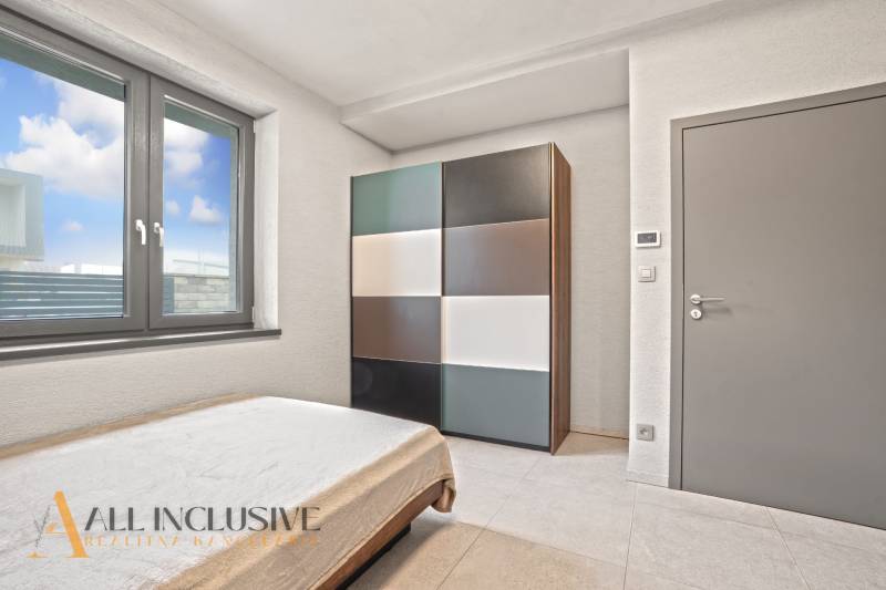 ALL INCLUSIVE I PERFEKTNÝ 4- IZBOVÝ RD SMART HOME - MOSTOVÁ (GA) - Interiér rodinného domu s posteľou, farebnou skriňou a oknom s výhľadom.
