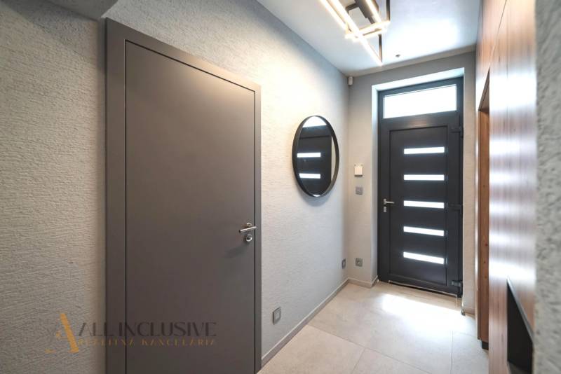 ALL INCLUSIVE I PERFEKTNÝ 4- IZBOVÝ RD SMART HOME - MOSTOVÁ (GA) - Vstupná hala v rodinnom dome, tmavé dvere, kruhové zrkadlo a dlažba.