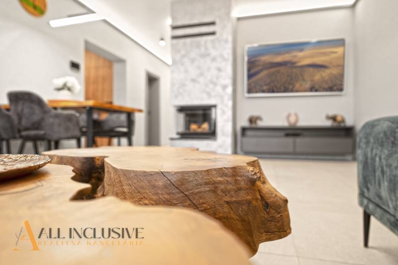 ALL INCLUSIVE I PERFEKTNÝ 4- IZBOVÝ RD SMART HOME - MOSTOVÁ (GA) - Obývacia izba v rodinnom dome s krbom, dekoratívnym dreveným stolom a pohodlným sedením.