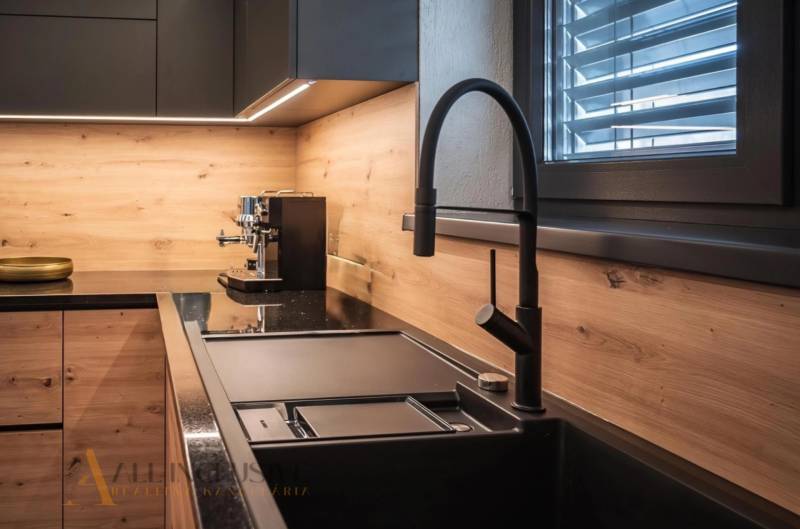 ALL INCLUSIVE I PERFEKTNÝ 4- IZBOVÝ RD SMART HOME - MOSTOVÁ (GA) - Kuchyňa v rodinnom dome s dreveným dekorom, čiernym drezom a moderným kávovarom.
