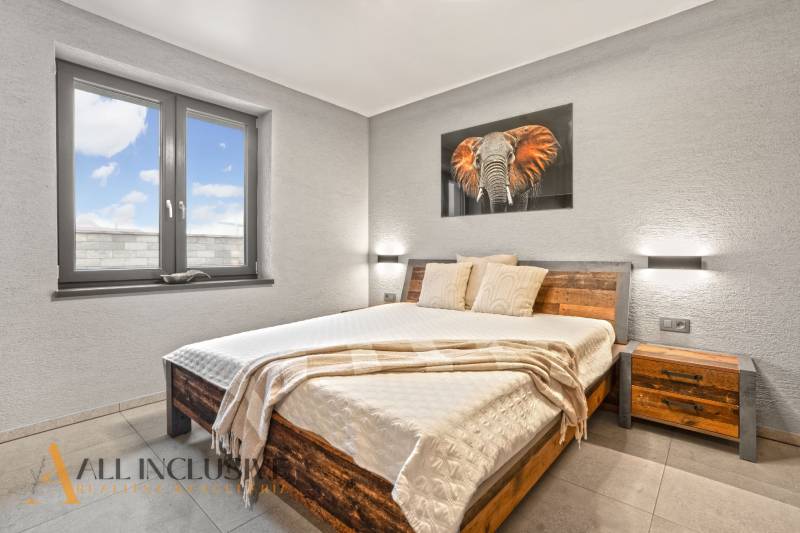 ALL INCLUSIVE I  4- IZBOVÝ RD SMART HOME NOVOSTAVBA- MOSTOVÁ (GA) - Spálňa v Rodinnom dome s obrazom slona, dreveným nábytkom a veľkým oknom.