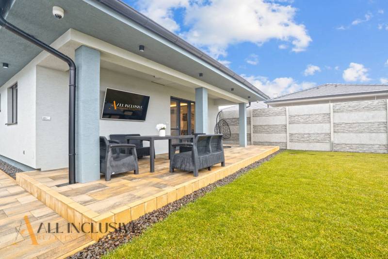 ALL INCLUSIVE I  4- IZBOVÝ RD SMART HOME NOVOSTAVBA- MOSTOVÁ (GA) - Terasa rodinného domu na Mostovej ulici v Galante s posedením a trávnikom.