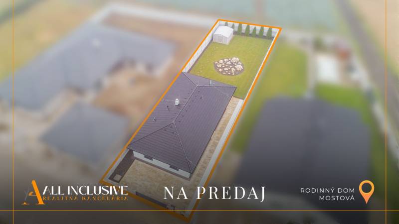 ALL INCLUSIVE I  4- IZBOVÝ RD SMART HOME NOVOSTAVBA- MOSTOVÁ (GA) - Letecký pohľad na rodinný dom s trávnikom a kamenným kruhom v Mostovej.