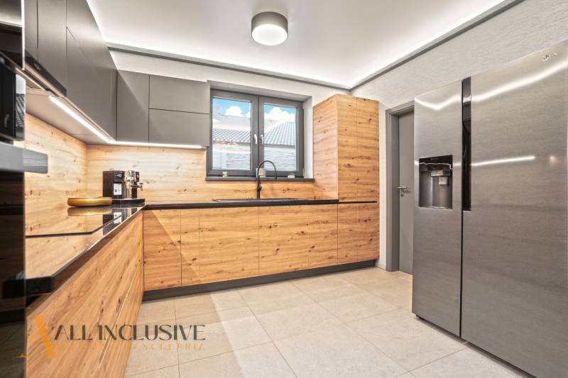 ALL INCLUSIVE I  4- IZBOVÝ RD SMART HOME NOVOSTAVBA- MOSTOVÁ (GA) - Kuchyňa v rodinnom dome s podlahou s dreveným dekorom a dizajnovými skrinkami.