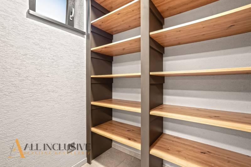 ALL INCLUSIVE I  4- IZBOVÝ RD SMART HOME NOVOSTAVBA- MOSTOVÁ (GA) - Polica so svetlým dreveným dekorom v rodinnom dome.