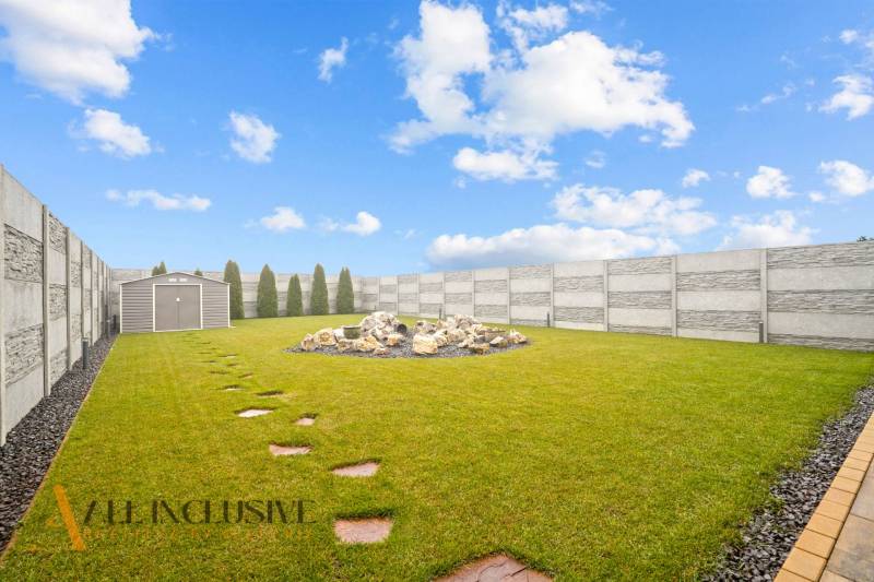 ALL INCLUSIVE I  4- IZBOVÝ RD SMART HOME NOVOSTAVBA- MOSTOVÁ (GA) - Záhrada pri rodinnom dome v Mostovej s kamenným záhonom a záhradným domčekom.